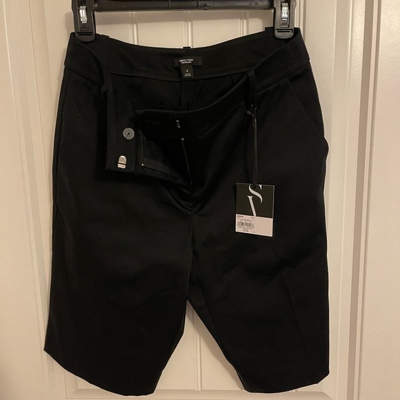 NWT Women’s Simply Vera‎ Vera Wang size 4  shorts Rich Black zipper front - Picture 1 of 13